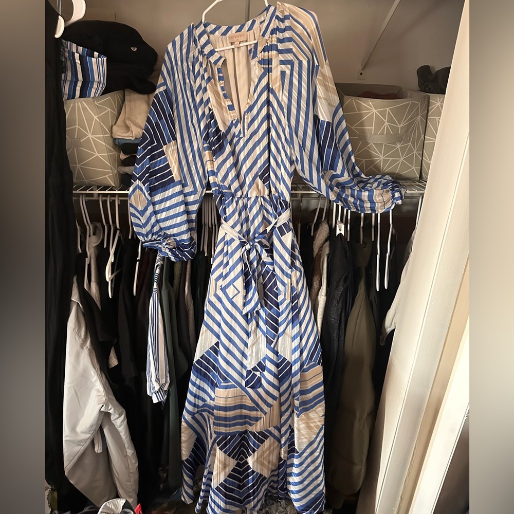Elegant Blue and White Geometric Midi Dress - Picture 3 of 5